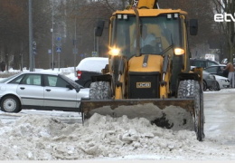 В Нарве стало меньше проблем из-за припаркованных автомобилей при уборке улиц от снега