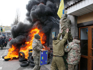 Бойцы батальона "Айдар" начали жечь покрышки и штурмовать Минобороны Украины из-за решения о расформировании
