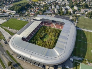 Инсталляция: Лес внутри стадиона Вёртерзе-Штадион в Австрии
