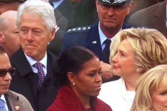 Пользователи посмеялись над Хиллари Клинтон, сверлящей взглядом мужа