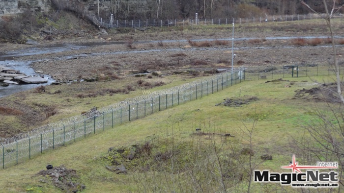Военнослужащие завершили работы по установке проволочных заграждений на границе в Нарве