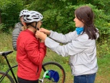ФОТО: в Нарве велосипедистам и катающимся на роликах бесплатно раздали 25 шлемов 