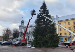 Фото | На фоне политических страстей Нарва активно украшается к предстоящим праздникам