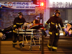 Очевидцы: заложники в парижском клубе приняли стрельбу за часть представления