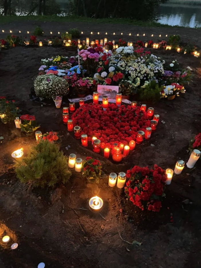 “Помним, не забудем” – у бывшего места нарвского “Танка” люди возлагают цветы