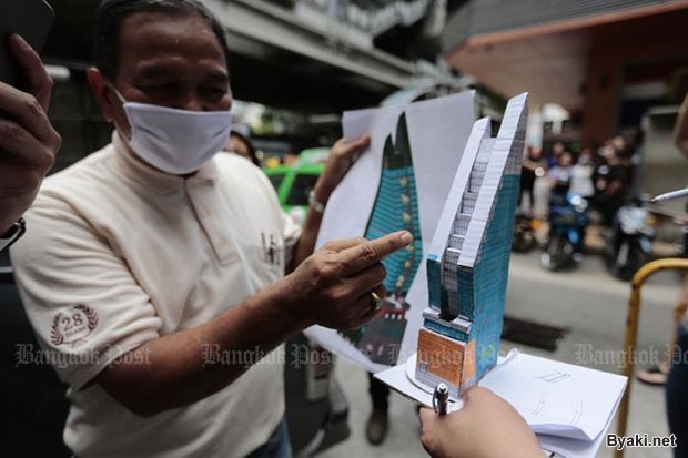 Падающая новостройка вызвала панику у тайцев