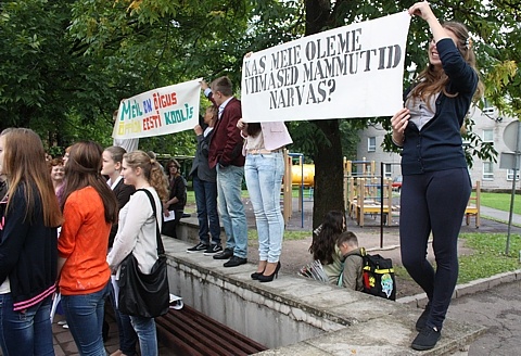 Ученики эстонской школы в Нарве провели пикет против объединения с русской гимназией 