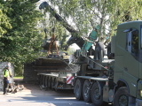 Нарвский танк погрузили на военный грузовик и отвезли в Виймси