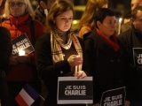ФОТО: французы несут цветы и зажигают свечи в память о погибших в редакции Charlie Hebdo 