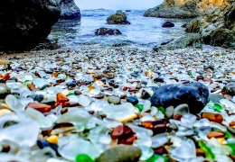 Пляж, который стал популярным, потому что с него запрещают убирать стёкла