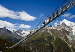  Вниз не смотреть: самый длинный пешеходный мост открыли в горах Швейцарии