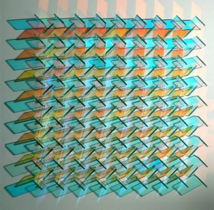 Разноцветные световые узоры из кусочков стекла