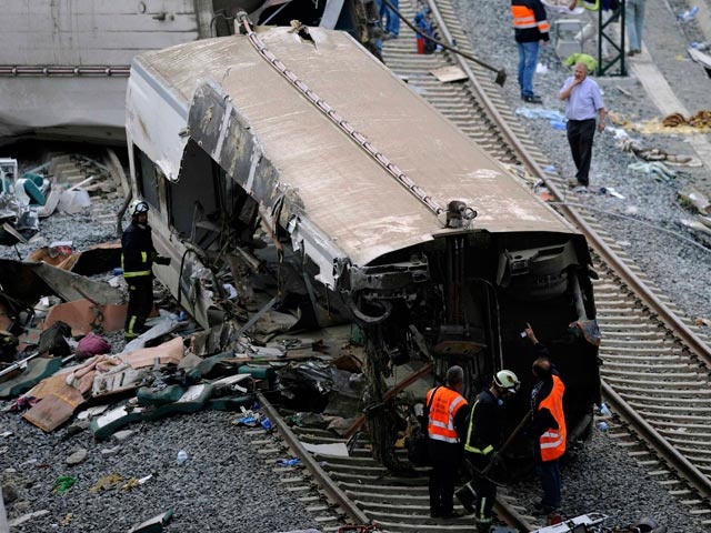 Обнародованы ВИДЕО крушения поезда в Испании, где погибли 78 человек, и переговоры машиниста