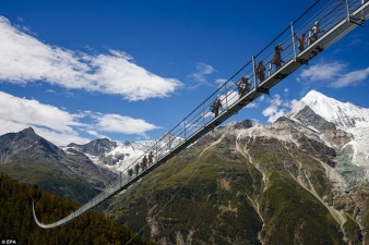  Вниз не смотреть: самый длинный пешеходный мост открыли в горах Швейцарии