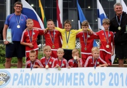 Юные футболисты из нарвского "Транса" завоевали кубок на международном футбольном турнире в Пярну 