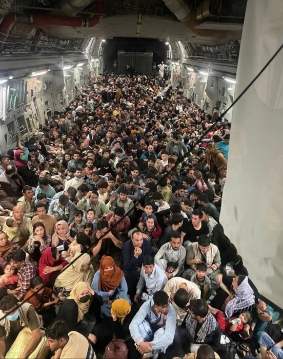 Американский транспортник эвакуировал 640 афганцев в Катар