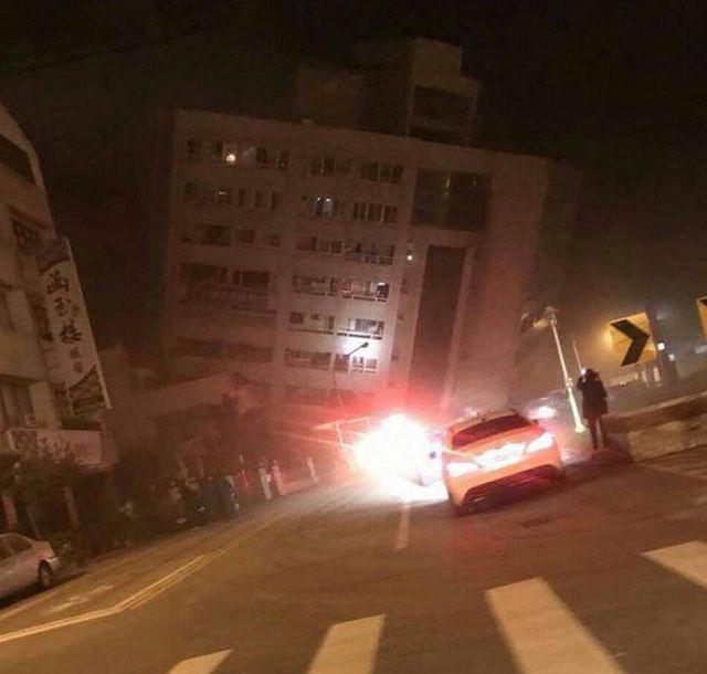  На Тайване эвакуируют людей из накренившегося отеля 