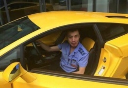 Китайский водитель автобуса добирается до работы на одном из личных суперкаров