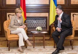 Меркель призвала Украину к перемирию и дала полмиллиарда евро 