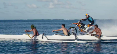 австралийский экстремал прокатился по волнам на мотоцикле