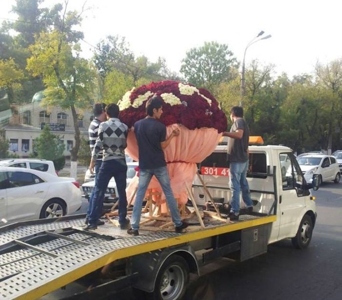 Романтик из Ташкента подарил возлюбленной огромный букет роз стоимостью более 2000 долларов