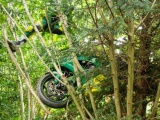 Гонщик потерял равновесие и залетел вместе с мотоциклом на дерево
