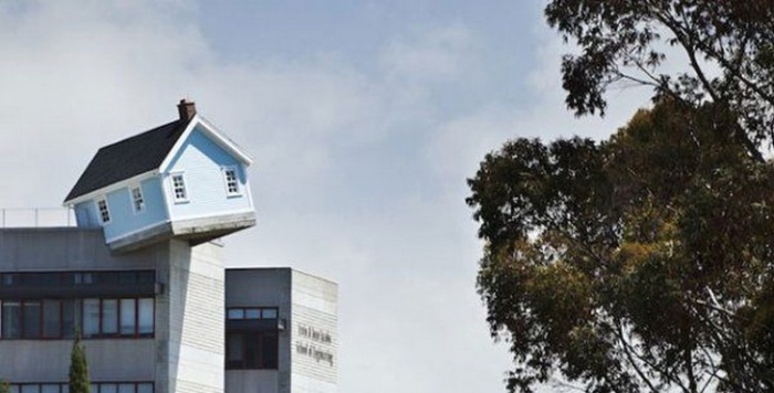 Падающий жилой домик на крыше школы