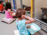  Дети читают вслух в приюте для животных, чтобы помочь запуганным и застенчивым собакам адаптироваться 