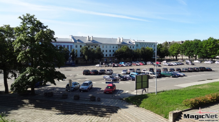 Власти Нарвы принялись за активную борьбу с неправильной парковкой на Петровской площади 