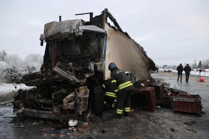 На шоссе Таллинн-Пярну столкнулись два грузовика, один человек погиб