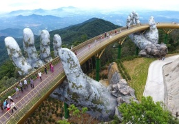 Поразительный мост во Вьетнаме