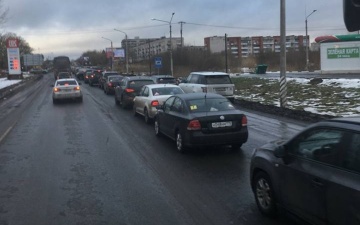 Россияне штурмуют границу с Эстонией в Ивангороде: очередь растянулась на три километра 