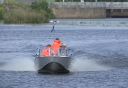 На Нарвском водохранилище с лодок запускали воздушных змеев