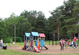На Ореховой горке в Нарве появились новые тренажеры и детская площадка
