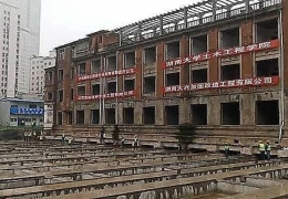 В Китае переместили на 35 метров старый отель весом 5000 тонн