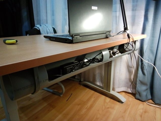 Решение проблемы валяющих под компьютерным столом кабелей