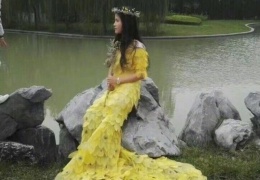 Полгода, девушка, бережно собирала 6 000 листьев, чтобы сделать красивое платье 