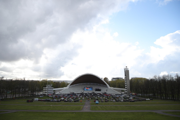 ФОТО: на Певческом поле в честь отмены чрезвычайного пложения прошел виртуальный концерт 