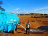 Водитель в Кении каждый день привозит воду диким животным