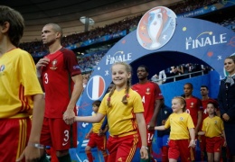 9-летняя Ольга Симагина из Нарвы в финале ЕВРО-2016 вывела на поле знаменитого португальского футболиста Пепе 