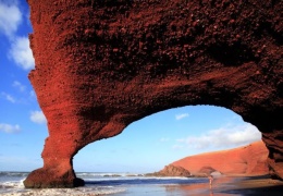 В Марокко на самом большом пляже мира обрушилась природная каменная арка