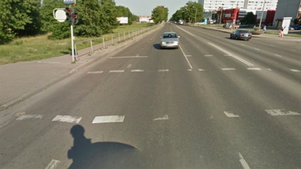 В Нарве на пешеходном переходе автомобиль сбил женщину и скрылся с места ДТП