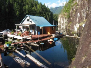Плавучий дом площадью 63 кв. метра на озере в Канаде
