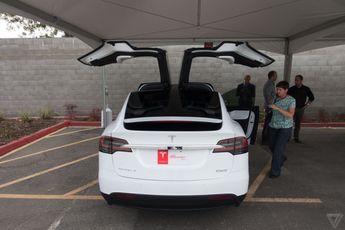 Tesla представила новый кроссовер Model X