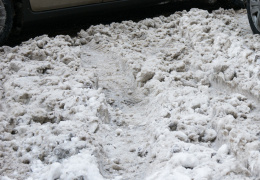 Жители Йыхви недовольны заваленными снегом улицами 