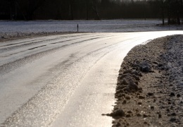 На дорогах Эстонии в воскресенье сохраняется опасность гололедицы 