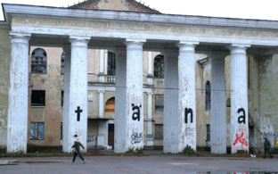"Инсайт": руины бывшего дворца культуры в Нарве превратят в спа-комплекс