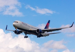 Авиакомпания Delta извинилась перед снятым с рейса россиянином 
