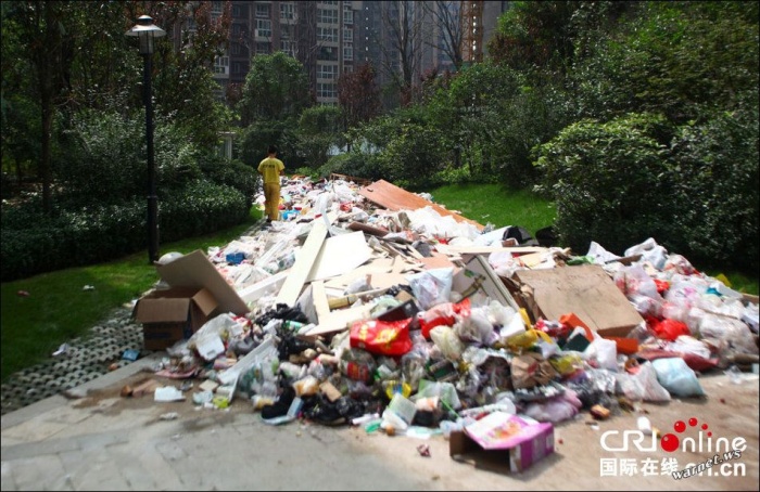 Горы мусора на улицах китайского города Сиань