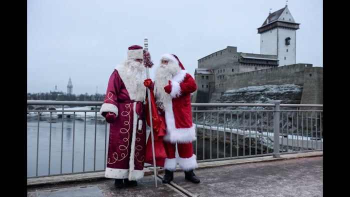западный Санта-Клаус и российский Дед Мороз встретились на мосту "Дружба" 